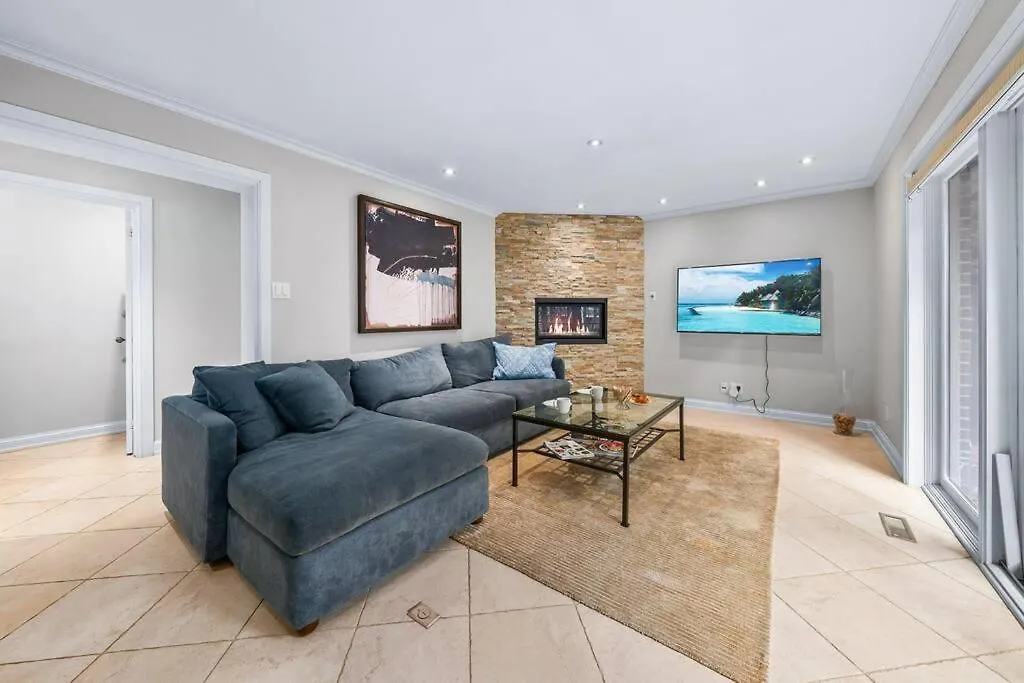 Private Bedroom In A House Close To Subway With Free Parking Toronto Canada