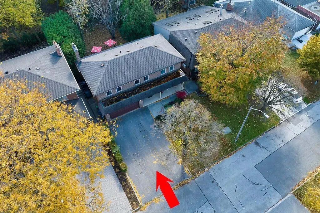 Private Bedroom In A House Close To Subway With Free Parking Toronto Holiday home