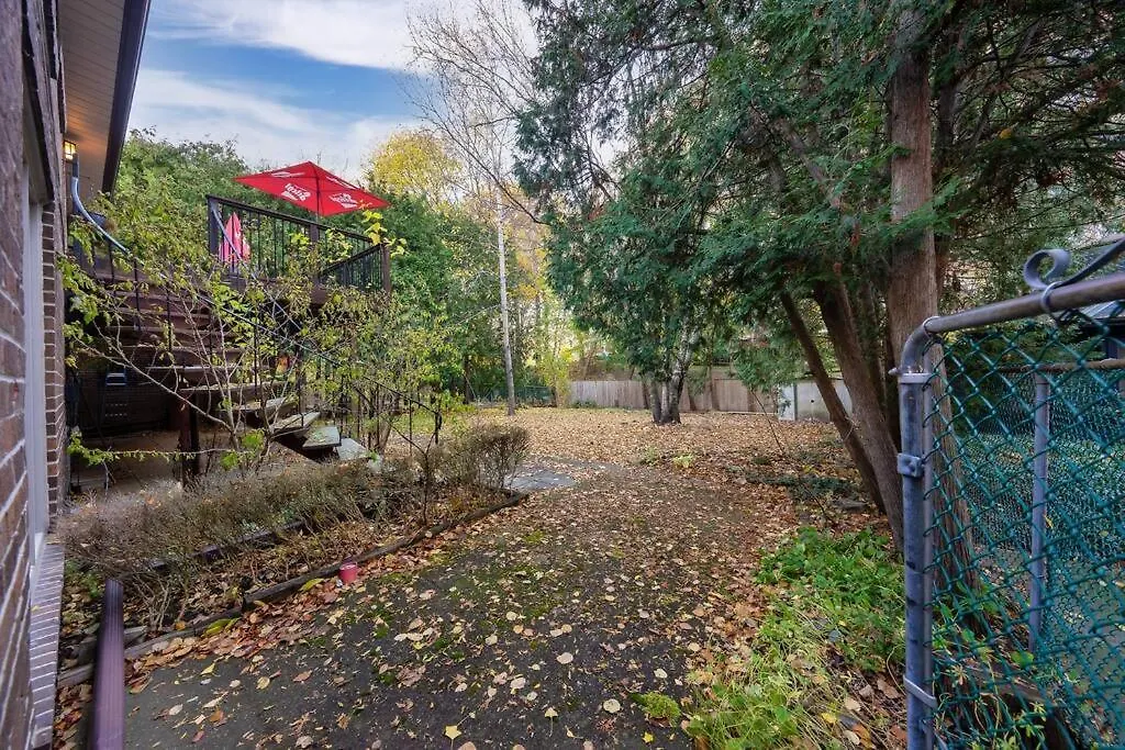 Private Bedroom In A House Close To Subway With Free Parking Toronto Holiday home