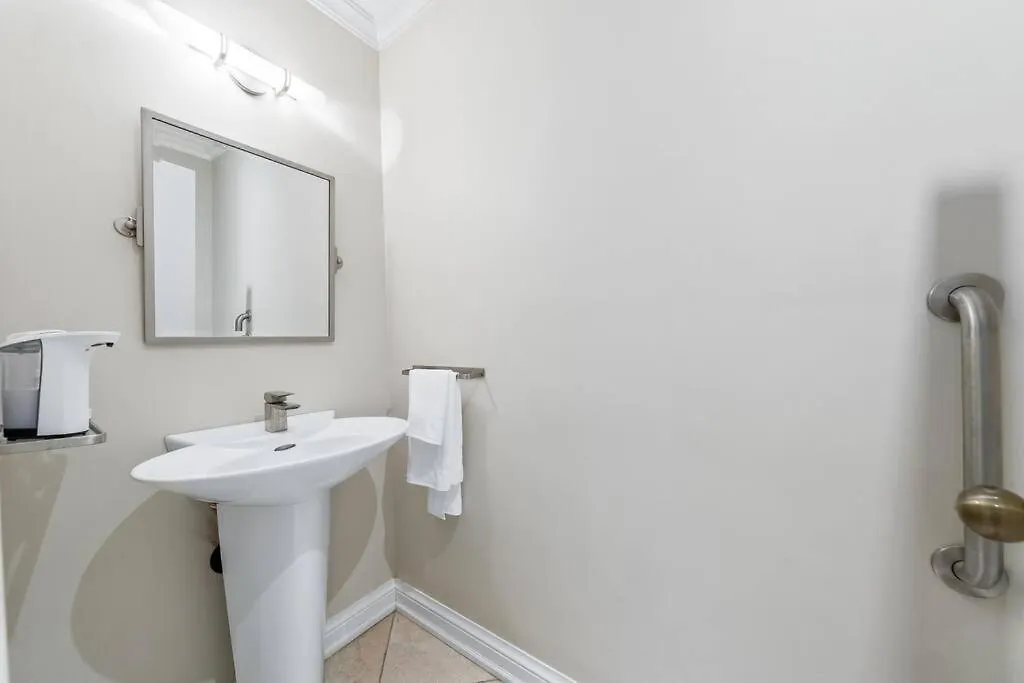 Private Bedroom In A House Close To Subway With Free Parking Toronto Holiday home