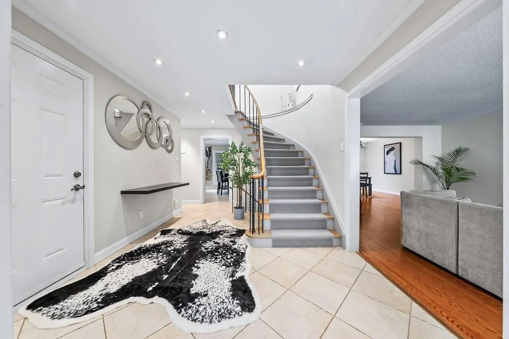 Private Bedroom In A House Close To Subway With Free Parking Toronto Holiday home