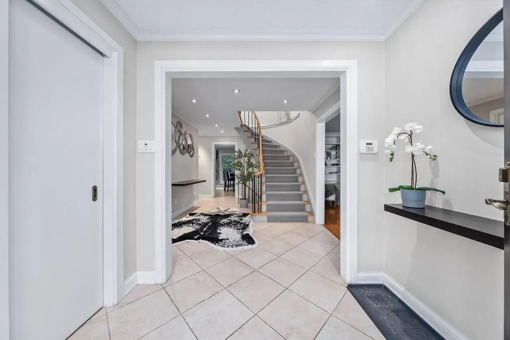 Private Bedroom In A House Close To Subway With Free Parking Toronto Holiday home