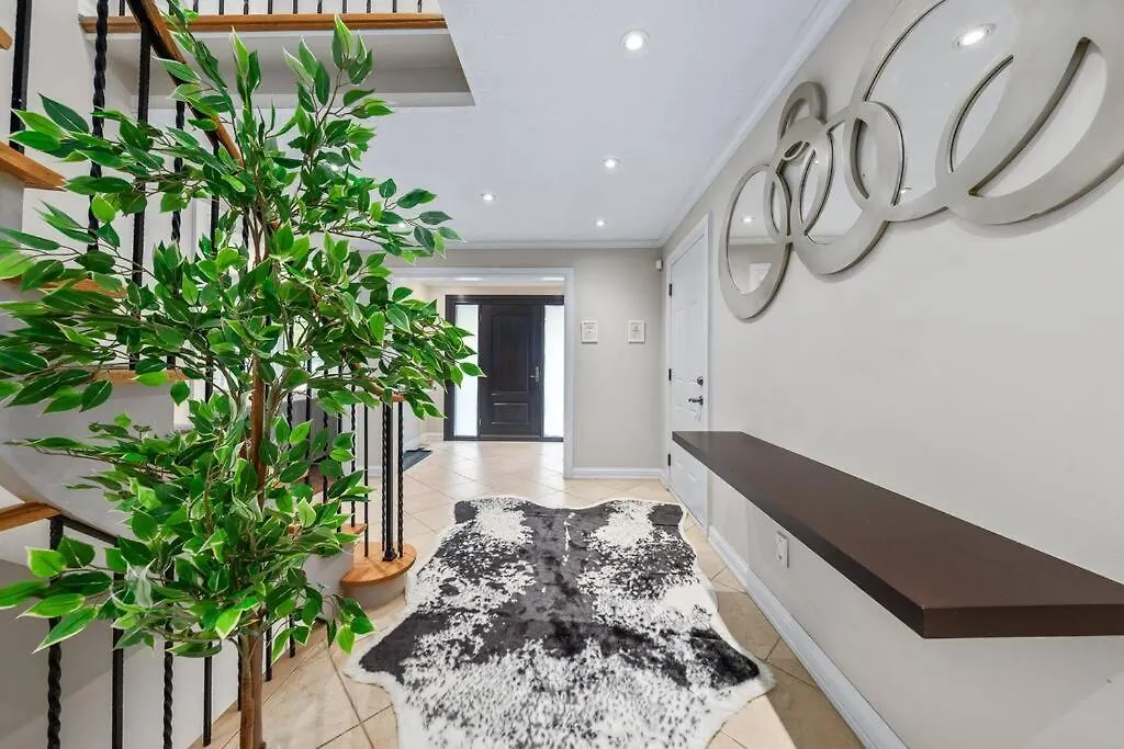 Private Bedroom In A House Close To Subway With Free Parking Toronto Holiday home