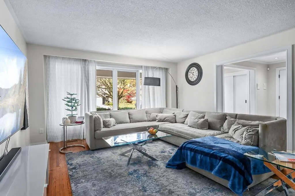 Private Bedroom In A House Close To Subway With Free Parking Toronto